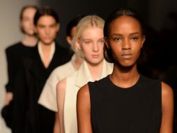 Victoria Beckham presenta una colección elegante, con vestidos largos, espaldas desnudas y mucho blanco y negro. AFP /