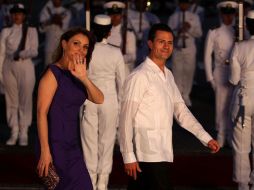 Peña Nieto y su esposa Angélica Rivera, son recibidos con honores militares a su llegada al aeropuerto Rafael Núñez. EFE /