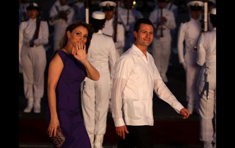 Peña Nieto y su esposa Angélica Rivera, son recibidos con honores militares a su llegada al aeropuerto Rafael Núñez. EFE /