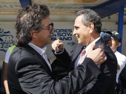 Rubén Omar Romano y José Luis Real se saludan en el arranque del partido entre sus respectivos equipos. NTX /