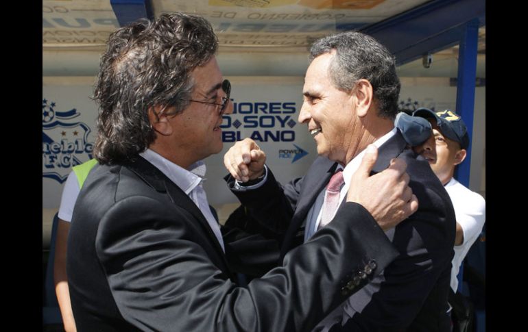 Rubén Omar Romano y José Luis Real se saludan en el arranque del partido entre sus respectivos equipos. NTX /