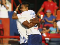 Marco Fabián (der) fue autor de dos goles en el triunfo de los Cementeros. AFP /