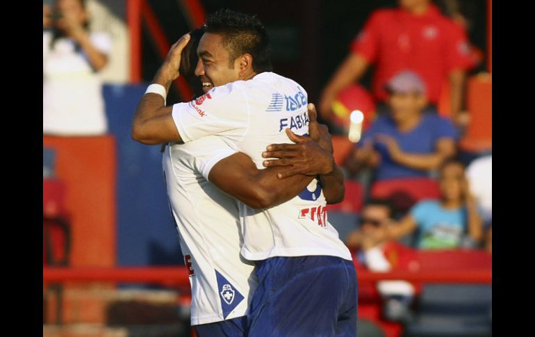 Marco Fabián (der) fue autor de dos goles en el triunfo de los Cementeros. AFP /