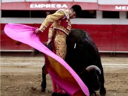 Ochoa logró conseguir la única oreja de la tarde en su segundo toro, en una faena emotiva. ARCHIVO /