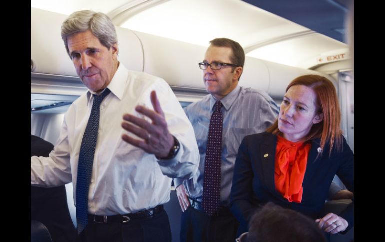 El secretario de estado John Kerry junto a Jean Psaki a bordo de la aeronave del Gobierno estadounidense. ARCHIVO /