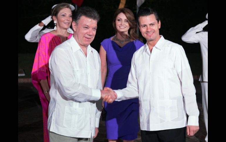 Juan Manuel Santos recibe a Enrique Peña Nieto a su llegada al aeropuerto de Colombia. NTX /