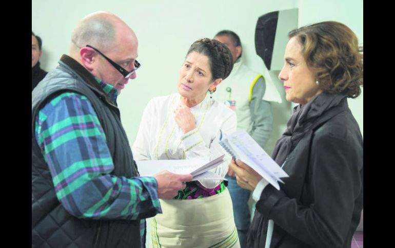 Preparación. La batalla entre Dolores y Lucrecia fue supervisada por el director de escena Fernando Nesme. ESPECIAL /