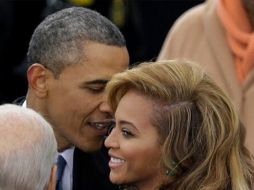 Beyoncé ha sido una de las famosas más cercanas a la Casa Blanca, en la imagen aparece durante la toma de posesión de Obama. ESPECIAL /