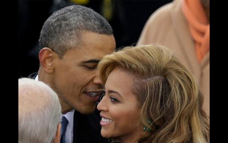 Beyoncé ha sido una de las famosas más cercanas a la Casa Blanca, en la imagen aparece durante la toma de posesión de Obama. ESPECIAL /