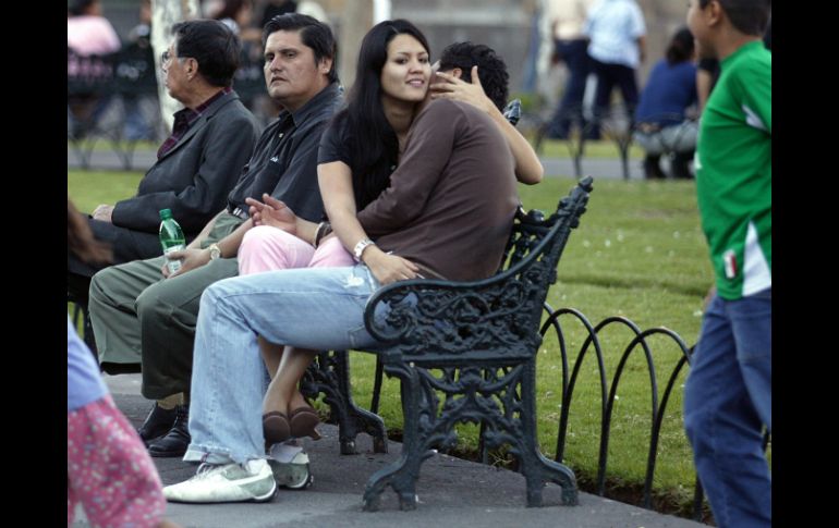 Imagen de una pareja enamorada. ARCHIVO /