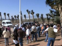 En Michoacán, personas interceptaron y agredieron con piedras el convoy de la comitiva en la que se transportaba Chuayffet. SUN /