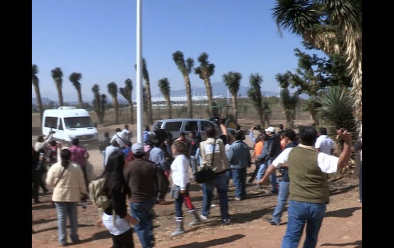 En Michoacán, personas interceptaron y agredieron con piedras el convoy de la comitiva en la que se transportaba Chuayffet. SUN /