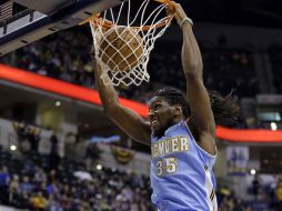 Kenneth Faried de los Nuggets encesta canasta en contra de los Indiana Pacers. AP /