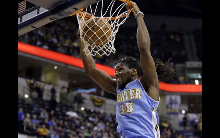 Kenneth Faried de los Nuggets encesta canasta en contra de los Indiana Pacers. AP /