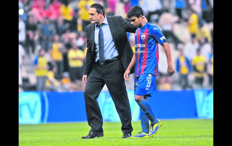 Pablo Marini (izquierda) consuela a Alberto García Carpizo tras la derrota del Atlante a manos del Cruz Azul.STRAFFON IMAGES ESPECIAL /