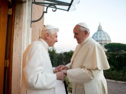 A un año de la histórica renuncia al pontificado de Benedicto XVI, el Papa Francisco destaca la humildad y valentía de su predecesor. AP /