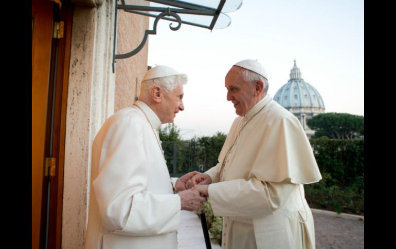 A un año de la histórica renuncia al pontificado de Benedicto XVI, el Papa Francisco destaca la humildad y valentía de su predecesor. AP /