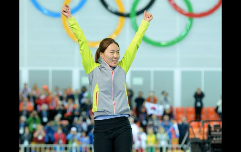 Lee Sang-hwa continúa con su título en patinaje de velocidad en distancia de 500 metros. AFP /