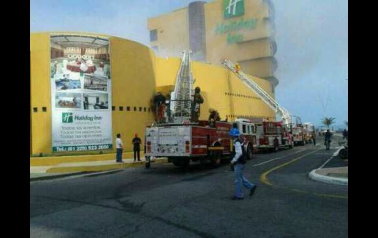 Equipos de rescate logran poner a salvo a empleados y turistas que se encontraban en el hotel. TOMADA DE @rescateurbanomx  /