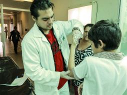 Esta mañana una parte de los 30 médicos residentes de la Cruz Verde tapatía protestaron con una playera roja.  /