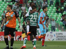 Oribe Peralta festeja su anotación durante el partido. AFP /