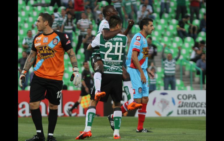 Oribe Peralta festeja su anotación durante el partido. AFP /