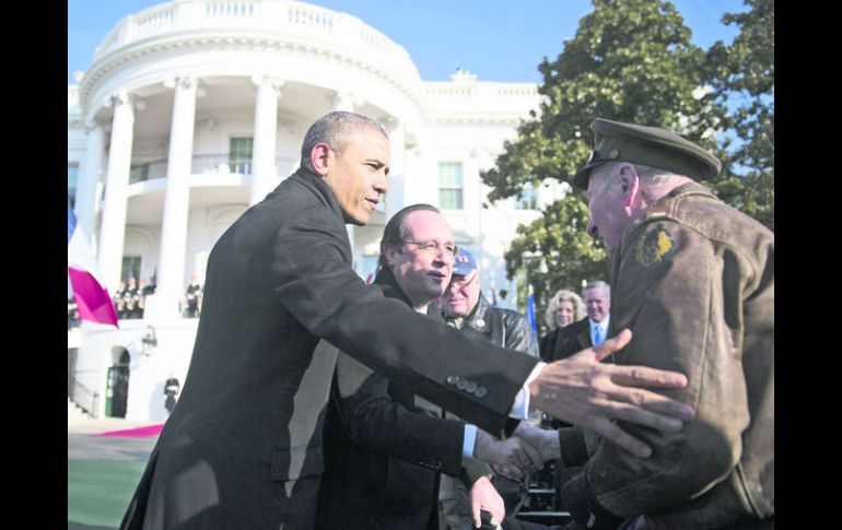 EN LA CASA BLANCA. Barack Obama y François Hollande saludan a un veterano de guerra ante de su reunión privada.  /