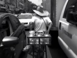 La cinta retrata a las gentes que trabajan en una de las calles más trepidantes del centro histórico en DF. Foto:@CalleLopezDoc. ESPECIAL /