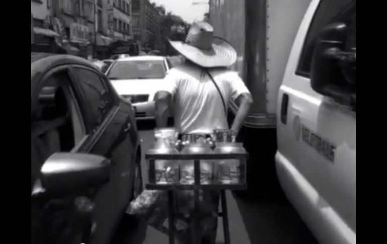 La cinta retrata a las gentes que trabajan en una de las calles más trepidantes del centro histórico en DF. Foto:@CalleLopezDoc. ESPECIAL /