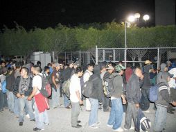 Los migrantes fueron trasladados y alojados en instalaciones del Instituto Nacional de Migración, donde se les brindó atención médica. ARCHIVO /