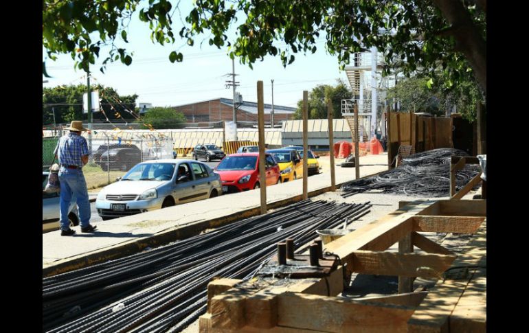 Obras como la diagonal Zapopan de la línea 3  del tren eléctrico deberían favorecer a la industrial de la construcción. ARCHIVO /