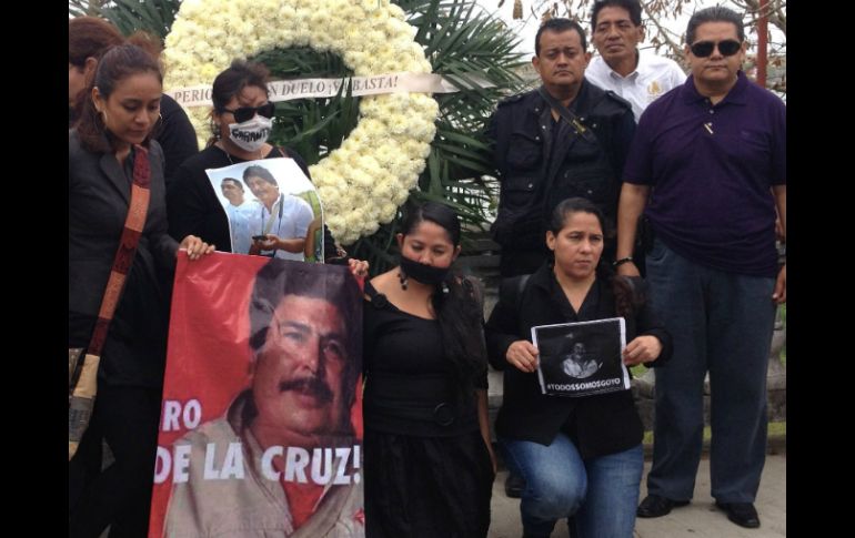 Periodistas cargan fotografías del periodista asesinado durante su funeral en Veracruz. EFE /
