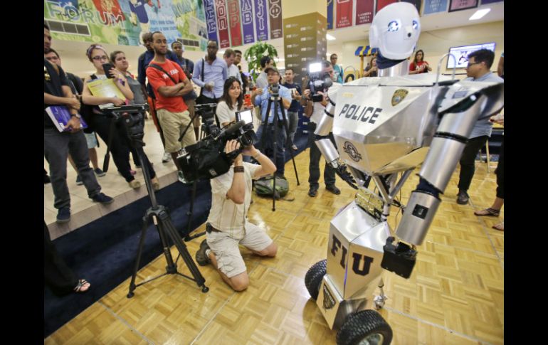 A diferencia de su versión de la gran pantalla, no se espera que este robot 'cause daño a las personas o las propiedad. AP /