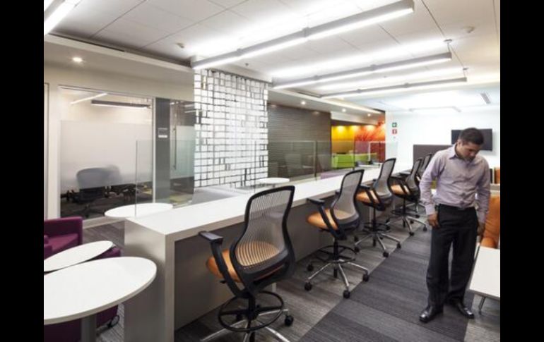 Las oficinas de Microsoft inauguradas en Monterrey carecen de escritorios y teléfonos fijos. Imagen tomada de @LideresMexicano. ESPECIAL /
