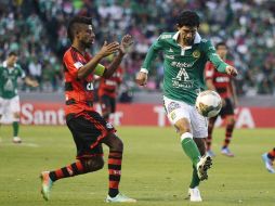 Jonny Magallón (der) despeja la pelota ante la marca de un elemento de Flamengo. EFE /