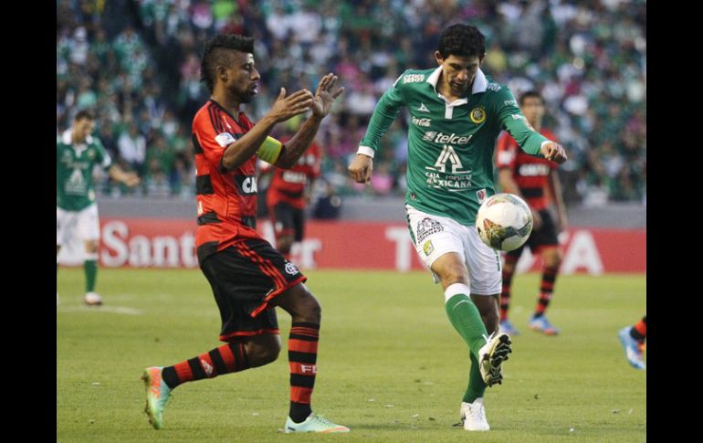 Jonny Magallón (der) despeja la pelota ante la marca de un elemento de Flamengo. EFE /