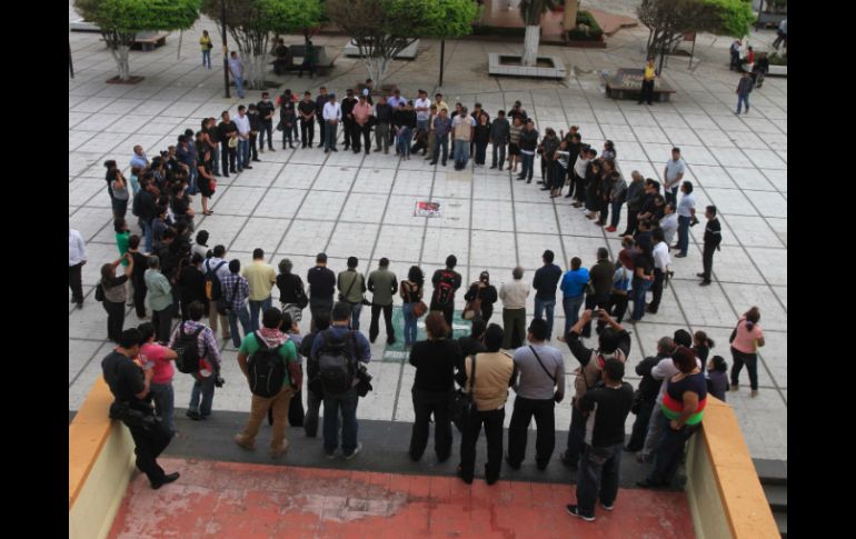 Comunicadores se concentraron donde el reportero laboraba y oraron por su eterno descanso. SUN /