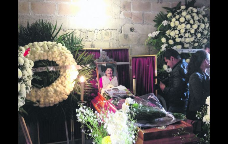 Despedida. Familiares y reporteros dan el último adiós al periodista en su casa de Villa de Allende . EFE /