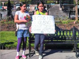 Dos niñas protestan por la muerte de Miguel Ángel López Rocha, hace seis años, luego de caer a las aguas contaminadas del Río Santiago.  /