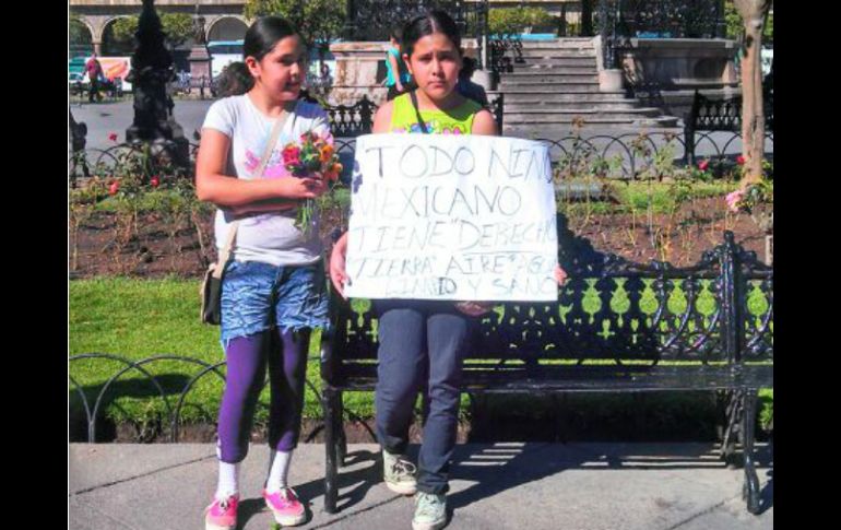 Dos niñas protestan por la muerte de Miguel Ángel López Rocha, hace seis años, luego de caer a las aguas contaminadas del Río Santiago.  /