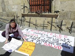 Cada cruz colocada junto a la entrada del Congreso es símbolo de cada muerte ocurrida a causa del virus de la influenza.  /