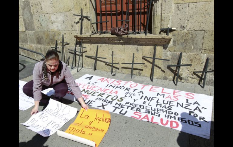 Cada cruz colocada junto a la entrada del Congreso es símbolo de cada muerte ocurrida a causa del virus de la influenza.  /