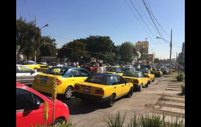 Los taxistas dicen que es mucho trámite el nuevo modo de paga impuestos, además que cada trabajador necesitaría su propio contador.  /