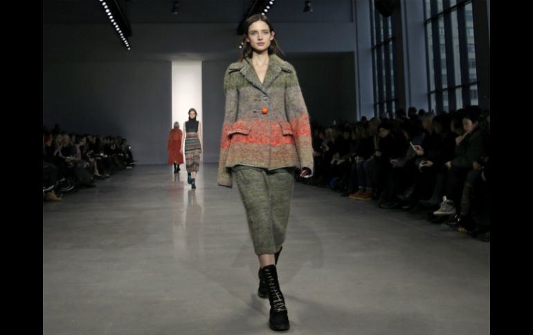 Una modelo viste una creación de la colección Otoño-Invierno de Calvin Klein. EFE /