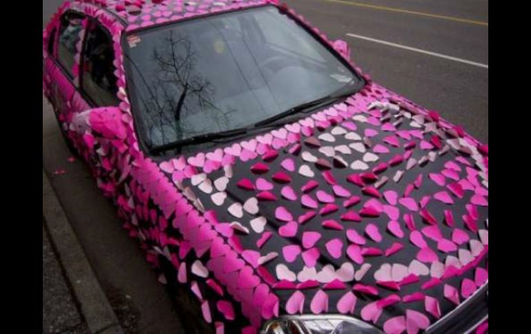 Una de las cosas más cursis es tapizar el auto de tu pareja con post its. ESPECIAL /