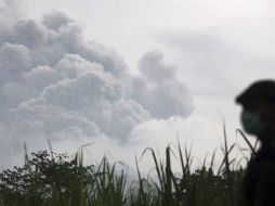 Tras la erupción la lluvia de cenizas, arena y rocas alcanzó hasta los 15 kilómetros desde el cráter del volcán. AP /