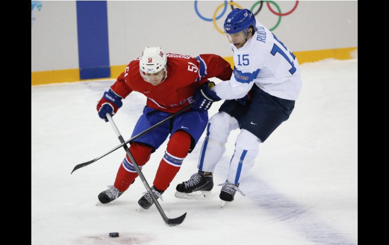 Un récord de 106 mil personas asistieron para ver a Rusia vencer 5-2 a Eslovenia en hockey. AP /