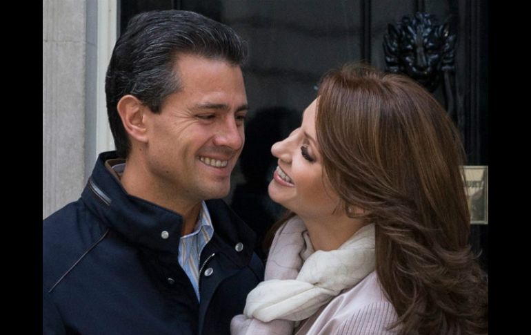 El Presidente Enrique Peña Nieto comparte un par de fotografías junto con su esposa Angélica Rivera. ESPECIAL /