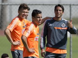 Álvarez, Bravo y De Nigris bromean durante el entrenamiento de Chivas. MEXSPORT /