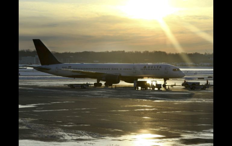 Un avión en la pista, rodeada de hielo, en el aeropuerto Reagan de Arlington, Virginia. EFE /